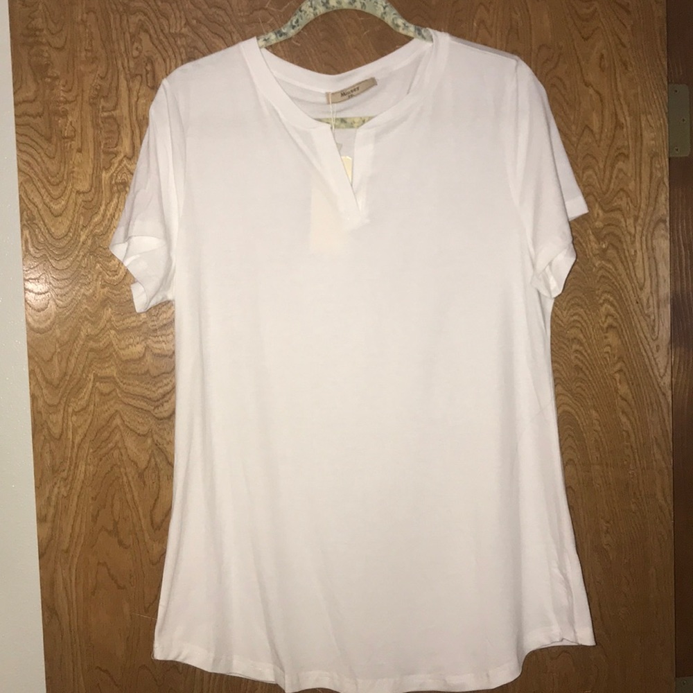 Women’s white short sleeve t shirt
